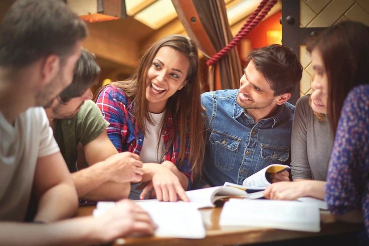 Studenți colaborează online